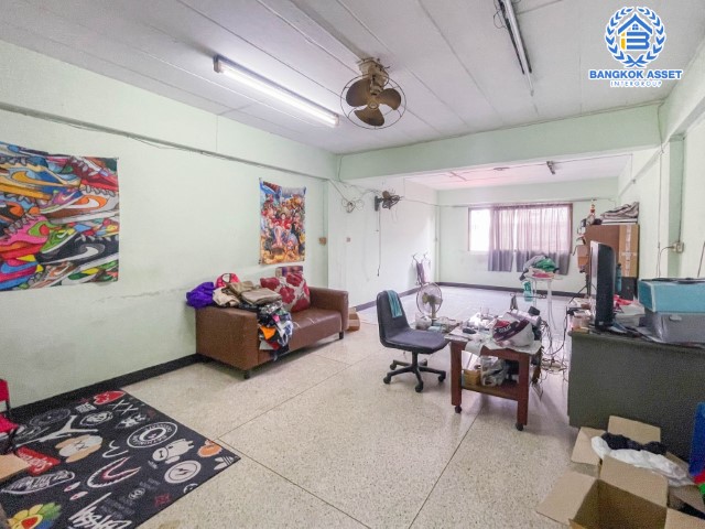 *****อาคารพาณิชย์มือสองย่านกรุงเทพฯ อาคารพาณิชย์ ประชาอุทิศ81 เนื้อที่กว้างขวางเกือบ 23 ตร.ว. มาพร้อมฟังก์ชัน 6 ห้องนอน 5 ห้องน้ำ ที่จอดรถ 1 คัน แถมฟรี! เครื่องปรับอากาศ 2 เครื่อง พื้นที่ใช้สอยเยอะ ตั้งอยู่บนทำเลเดินทางสะดวก เชื่อมต่อถนนประชาอุทิศ, ถนนสุขสวัสดิ์, ถนนราษฎบูรณะ